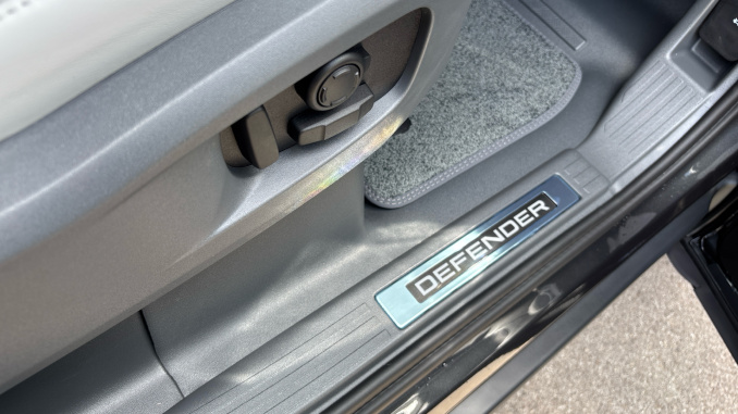Land Rover Defender 3.0 D250 X-Dynamic HSE 110 5dr Auto Diesel Estate - Image 32